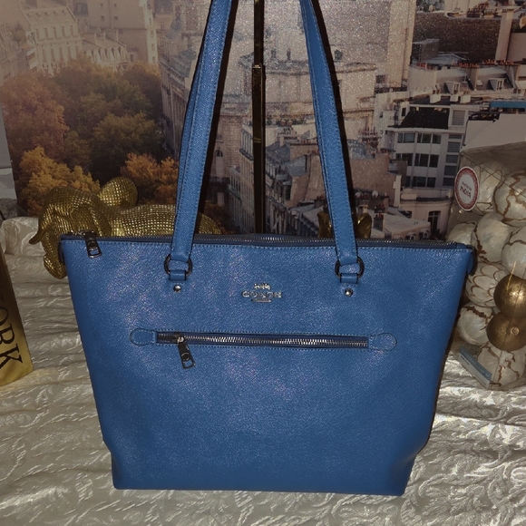 Coach Handbags - Coach Gallery Tote